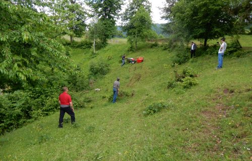 Prikaz košnje z gorsko kosilnico in mulčerjem kupljenima v projektu