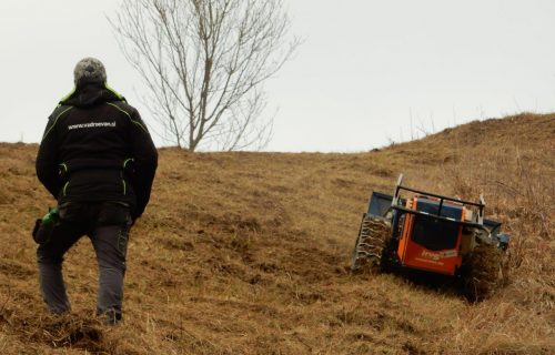 Odstranjevanje zarasti z robotom na Čerinovem