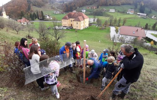 Izobraževalna delavnica za otroke; prikaz sajenja visokodebelnih sadnih dreves