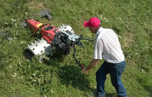 V souporabo kmetijam v Halozah predana že 3. gorska kosilnica