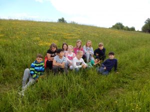 otroci na travniku